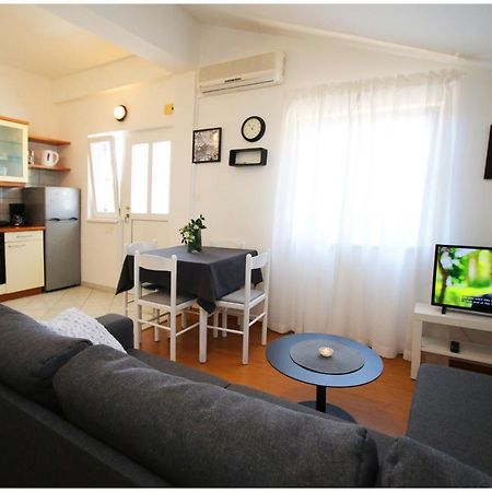 Studio Apartman Elena Примоштен Экстерьер фото