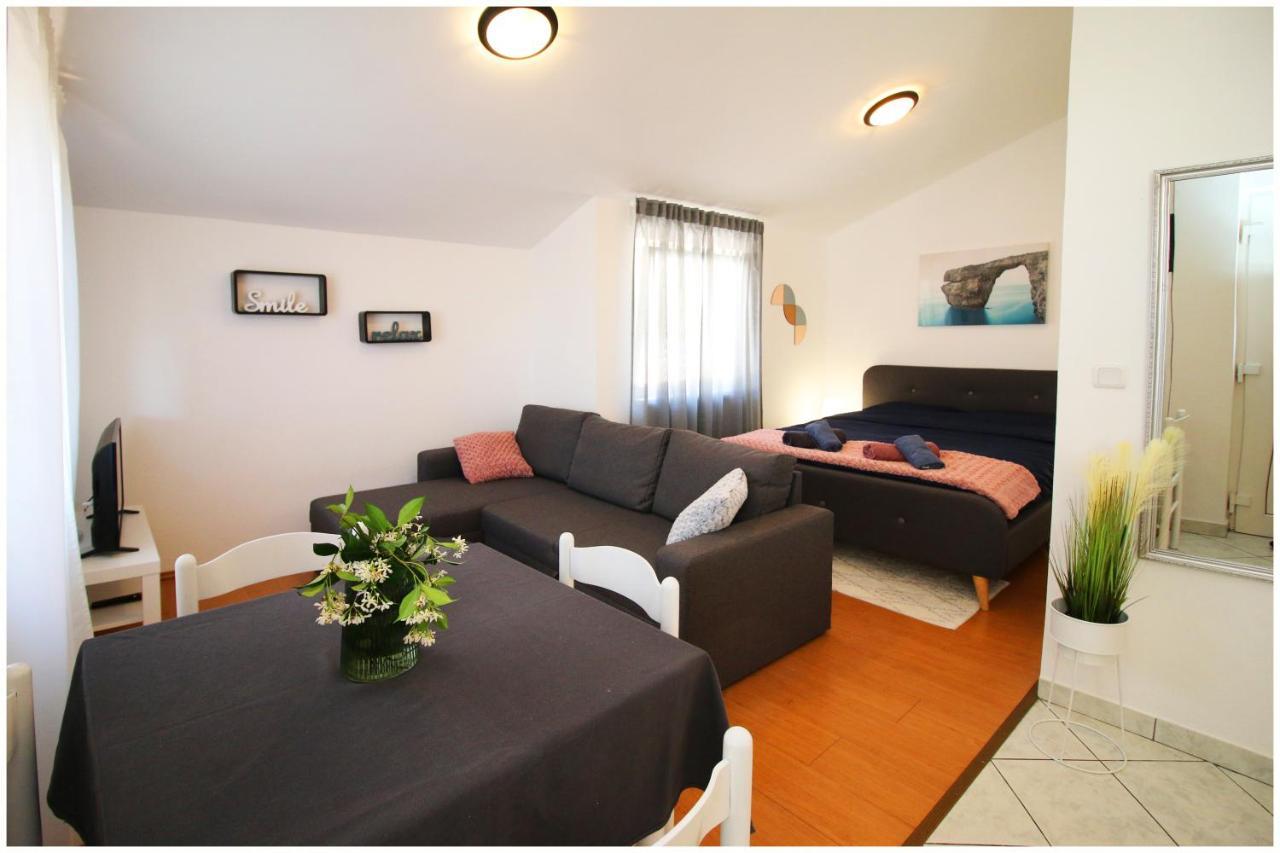 Studio Apartman Elena Примоштен Экстерьер фото